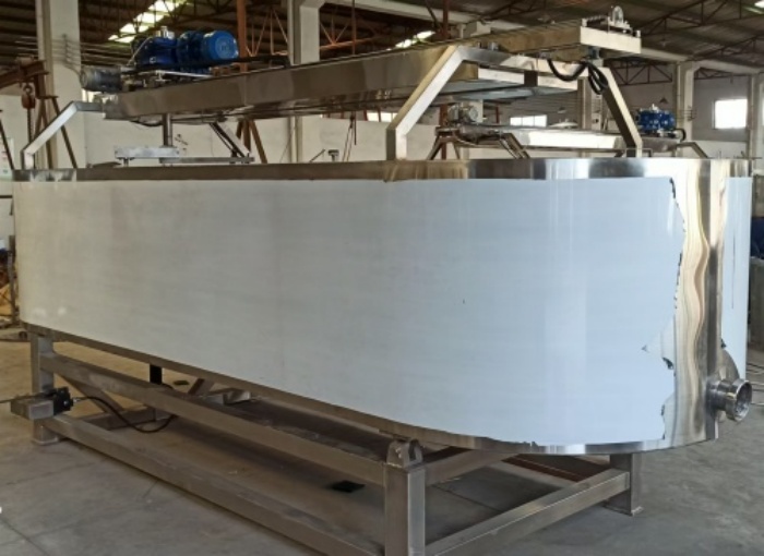 公司新增奶酪制作設(shè)備—不銹鋼奶酪槽、奶油摔打機(jī)